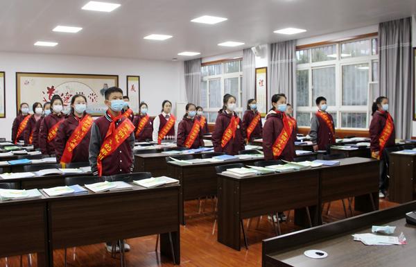 集中查看学生成长手册、班级特色制度文化