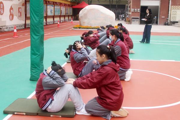 女生测试仰卧起坐