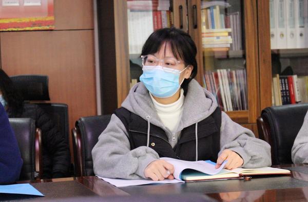 与会老师认真听讲