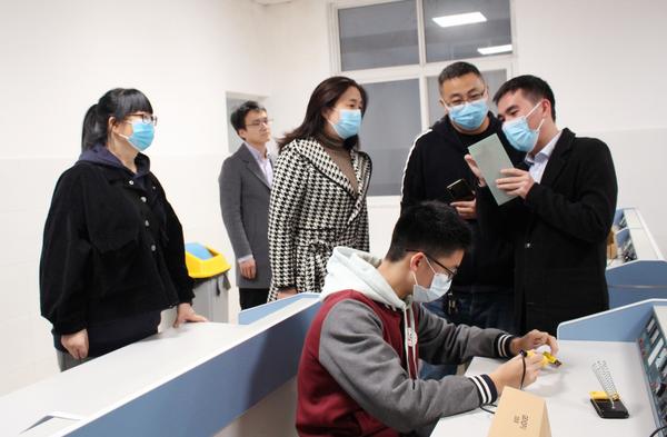 观摩组专家聆听LED社团老师的讲解 观摩组专家聆听LED社团老师的讲解