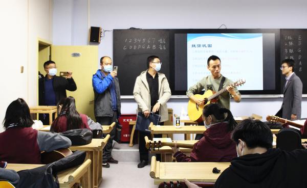 吉他社团显风采 吉他社团显风采