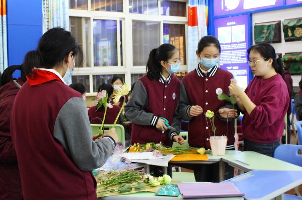 师生共同探寻美的艺术 师生共同探寻美的艺术