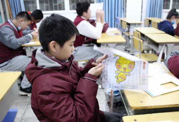 学生认真的刺绣 学生认真的刺绣