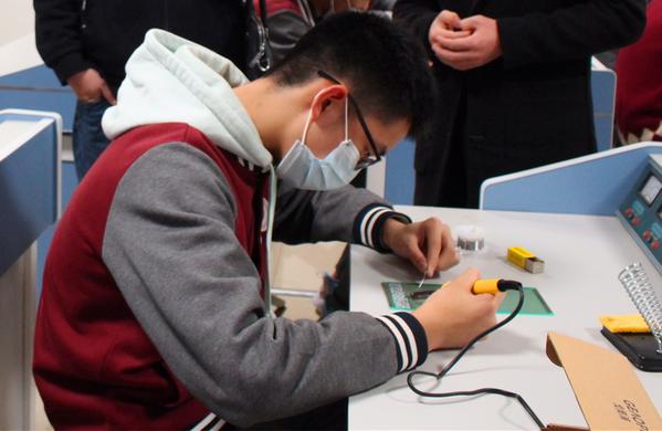 学生认真进行电路焊接 学生认真进行电路焊接