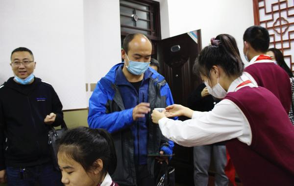 专家组的老师参加茶艺社互动 专家组的老师参加茶艺社互动