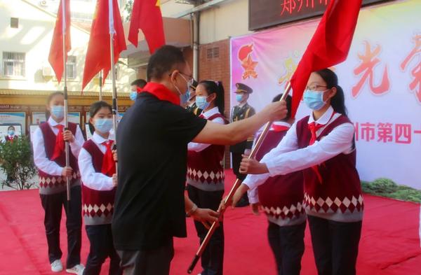 常晋波书记为各中队授旗 常晋波书记为各中队授旗