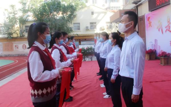 各中队代表为辅导员佩戴红领巾 各中队代表为辅导员佩戴红领巾