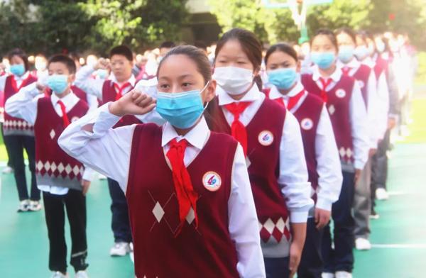 全体七年级新生进行集体宣誓 全体七年级新生进行集体宣誓