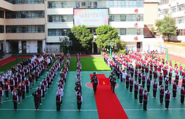 郑州49中举行2021级新生建队仪式 郑州49中举行2021级新生建队仪式