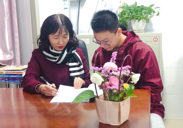 郑州49中语文教研组组长杜秋敏认真辅导学生备赛