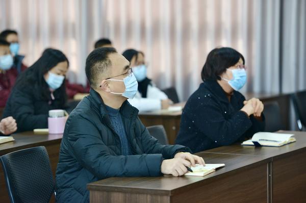 3老师们认真听讲并做好记录 3老师们认真听讲并做好记录