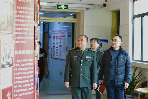 4高国全参观学校的党史教育文化长廊 4高国全参观学校的党史教育文化长廊