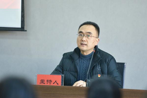 郑州49中党支部书记常晋波主持会议 郑州49中党支部书记常晋波主持会议