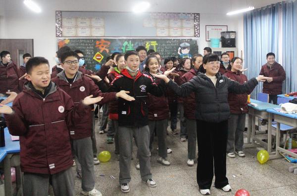 6班主任与学生一起迎接2022的到来