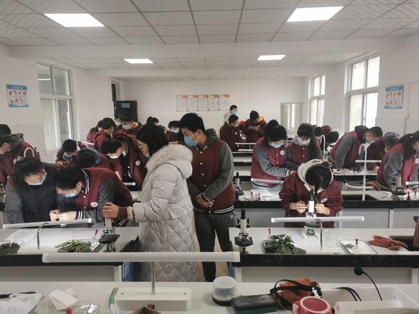 训练中，教师不断巡视，耐心指导学生操作演练。