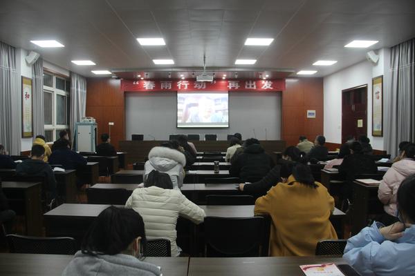 中国心理学会心理讲师总督导王纪琼通过视频连线方式为现场党员老师们做培训 中国心理学会心理讲师总督导王纪琼通过视频连线方式为现场党员老师们做培训