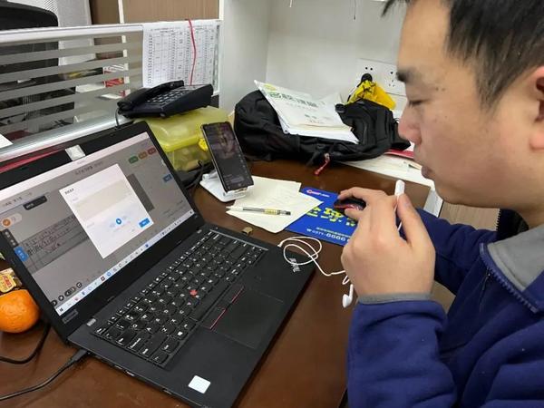 耿老师正在语音点评作业 耿老师正在语音点评作业