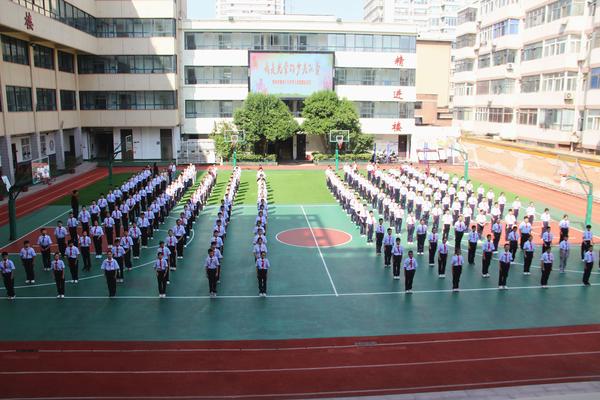 郑州49中举行2022级新生建队仪式 郑州49中举行2022级新生建队仪式