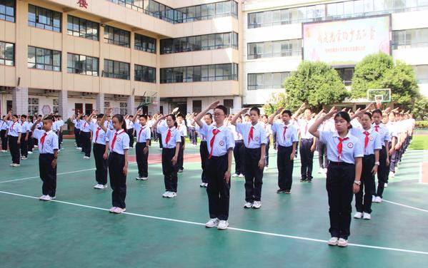 全体七年级新生向国旗敬礼 全体七年级新生向国旗敬礼