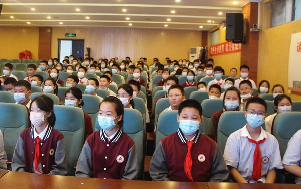 各班班委参加培训 各班班委参加培训