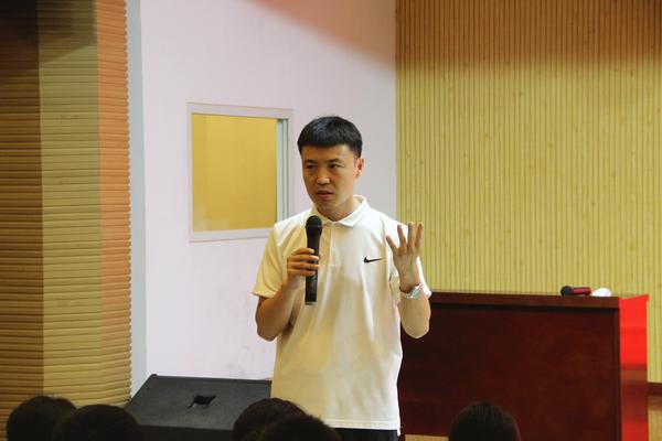 郑州49中政教主任徐光辉进行专题培训 郑州49中政教主任徐光辉进行专题培训