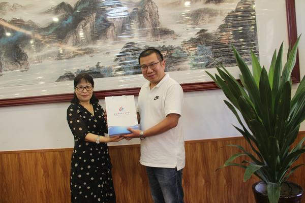 曾经的班主任老师为学生代表赠送礼物