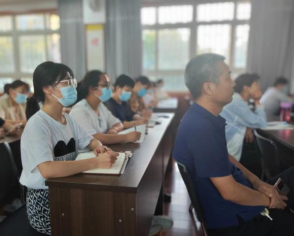 教师们边听边思考和记录