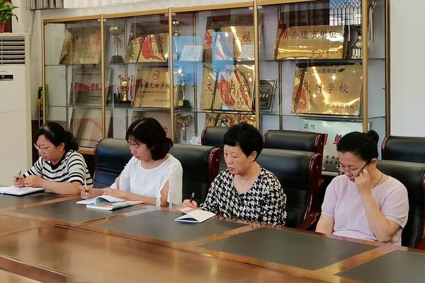 教师座谈会 (4) 教师座谈会 (4)