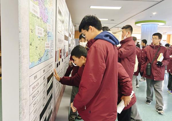 6学生动手张贴史料活动