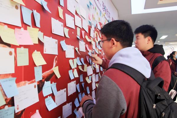 7同学们写下和平寄语，铭记历史、砥砺前行。