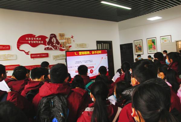 8同学们参观学习雷锋精神主题展示馆 (3)