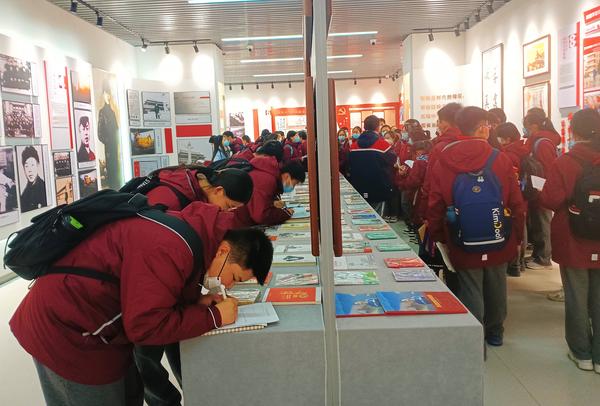 8同学们参观学习雷锋精神主题展示馆 (4)