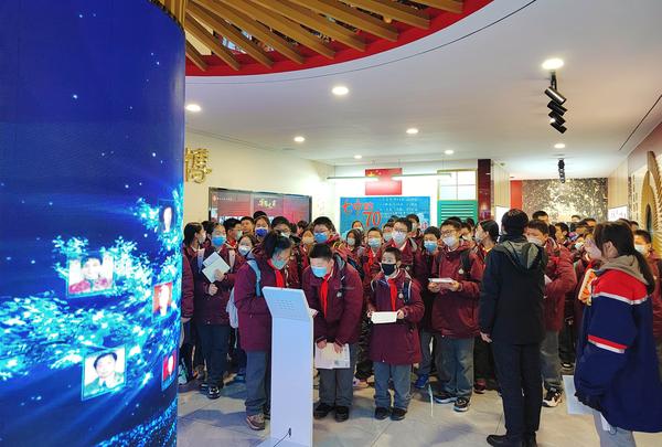 9参观学习校史馆 (2)