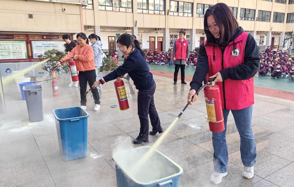 7政教处组织全校师生进行消防安全演练