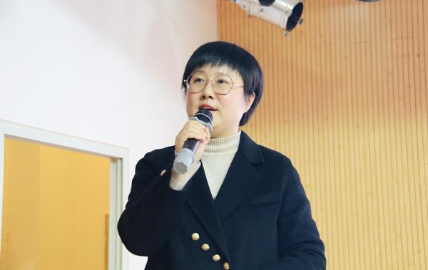 6.郑州七初东校区九年级主任程琳进行家长学校主题讲座