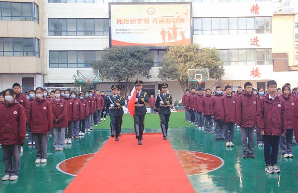 2国旗护卫队以饱满的热情执行第一次升旗任务