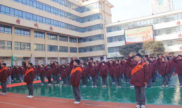 4全体师生向国旗敬礼