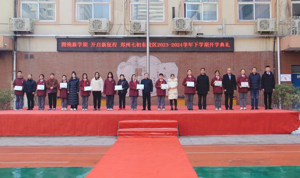 11副校长徐光辉颁发书香家庭奖