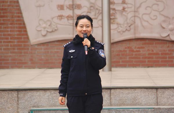 郑州七初东校区法治副校长曾夏南进行授课