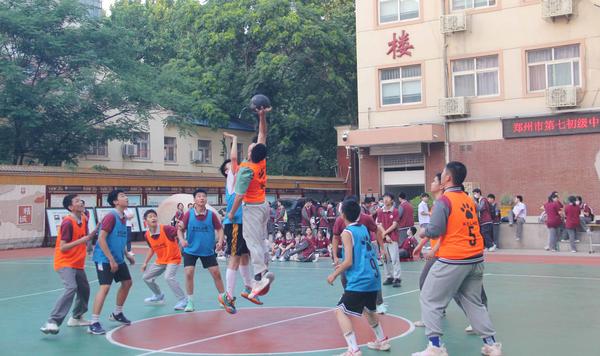 1第三届“校园杯”篮球足球班级联赛总决赛打响