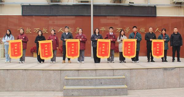 8、党支部书记楚东升为优秀班级颁奖