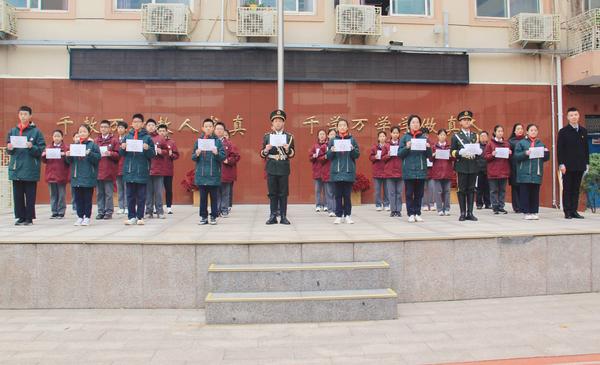 10、党支部副书记宋琪、副校长徐光辉、教务处主任吴元军为年级学习标兵颁奖