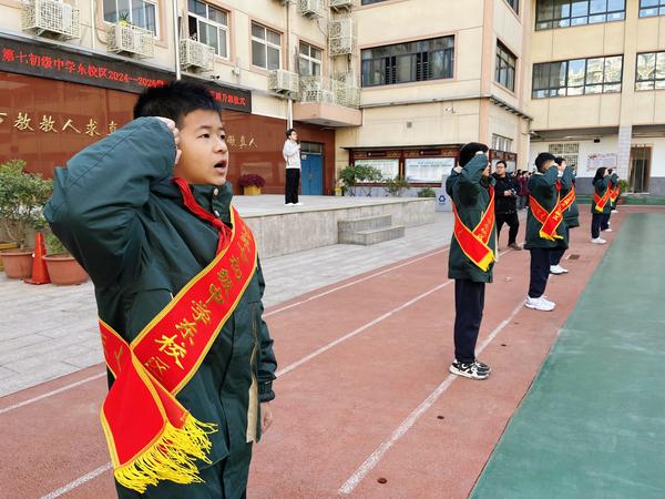 8团委刘书记带领全体师生宣誓 8团委刘书记带领全体师生宣誓