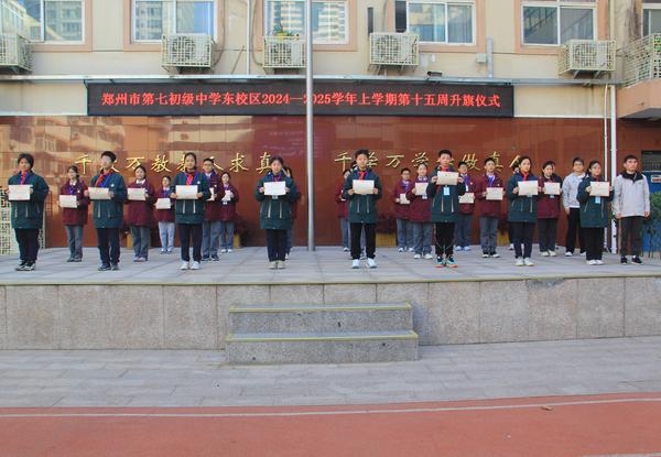 9三位年级管委会政教委员为学生会颁发聘书 9三位年级管委会政教委员为学生会颁发聘书