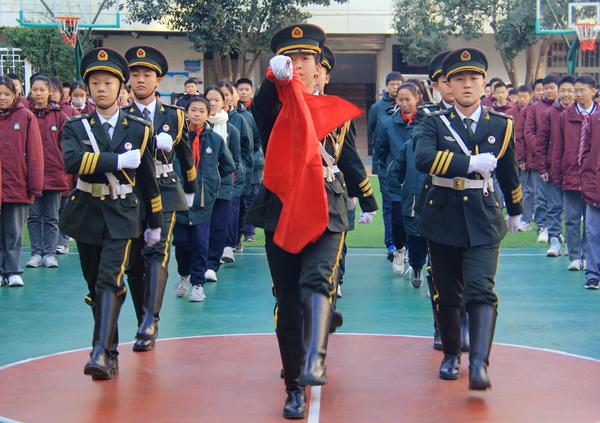 2校国旗班与启航三班学生代表执行升旗仪式 2校国旗班与启航三班学生代表执行升旗仪式