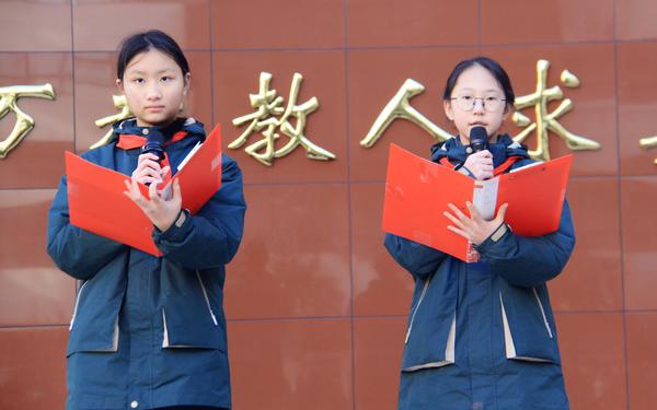 5梁若萱和郭亦婷同学进行国旗下演讲 5梁若萱和郭亦婷同学进行国旗下演讲