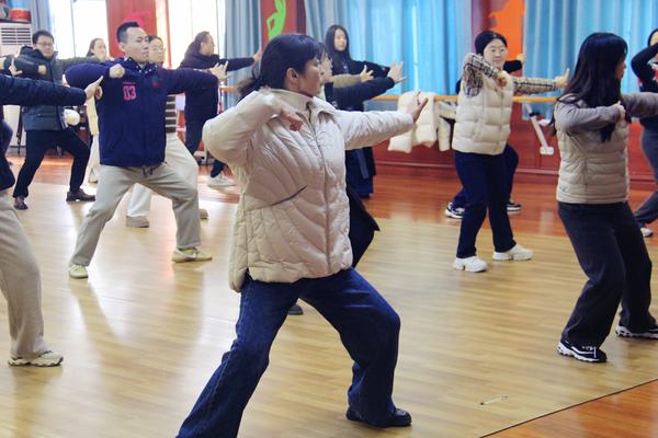 八段锦比赛 (2) 八段锦比赛 (2)