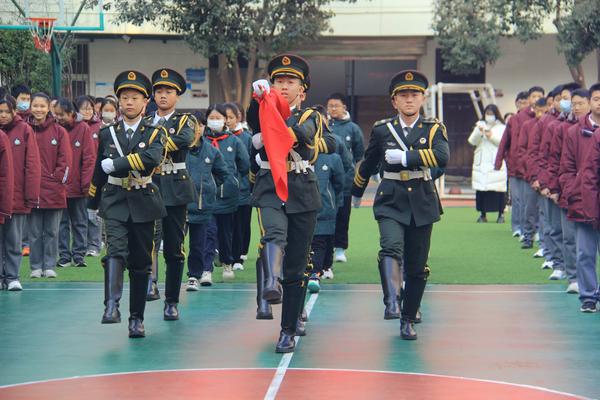 2校国旗班与凌云四班学生代表执行升旗仪式 2校国旗班与凌云四班学生代表执行升旗仪式