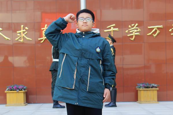 4赵于江同学带领全体师生宣誓 4赵于江同学带领全体师生宣誓