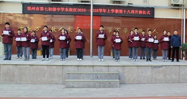 6、党支部书记楚东升、校长王海勤为九年级月考前十名和突出进步生颁奖 6、党支部书记楚东升、校长王海勤为九年级月考前十名和突出进步生颁奖